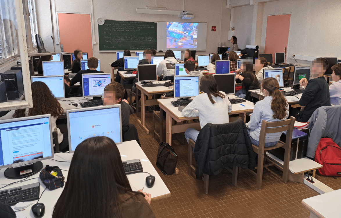 Élèves au travail en salle 319 de la Cité Scolaire Bellevue avec 36 postes sous Linux (séance de sensibilisation au cyber-harcélement).
